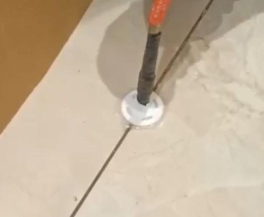 英山瓷砖空鼓维修公司专业解答瓷砖在铺贴过程中，如果没有涂抹均匀到位的粘结材料（如水泥砂浆或瓷砖胶），可能会导致以下问题